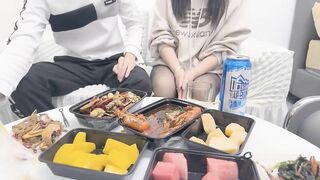 Dẫn em ghệ về nhà nhậu rồi dụ dỗ chuốc say đè em nó ra chịch tung lồn