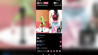 Em gái live tiktok show hàng trắng nõn