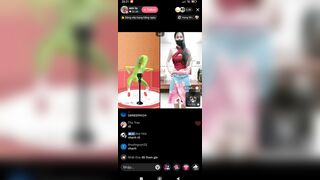 Em gái live tiktok show hàng trắng nõn