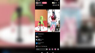 Em gái live tiktok show hàng trắng nõn