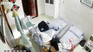hack cam quay lén c on em họ thay áo dài trắng đi học