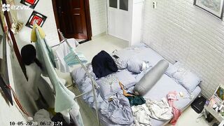 hack cam quay lén c on em họ thay áo dài trắng đi học