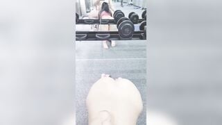 Cho người yêu đi tập gym để làm bồn chưa tinh trong phong tập