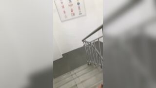 Thanh niên thủ dâm ở cầu thang trường học