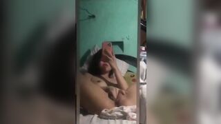 Tuy mới 16 tuổi lồn chưa mọc sợi lông nhưng em đã biết xem phim sex để thủ dâm