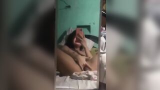 Tuy mới 16 tuổi lồn chưa mọc sợi lông nhưng em đã biết xem phim sex để thủ dâm