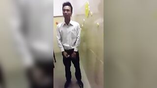 Thua kèo nên sục trước học sinh