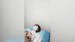 Bác sĩ đặt cam quay lén vú bênh nhân p1