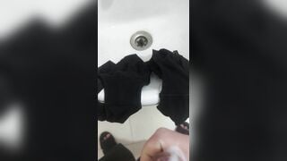Lén trộm quần lót chị gái vào nhà tắm thủ dâm 2