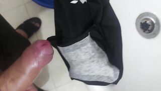 Trộm quần lót chị gái vào nhà tắm thủ dâm 4