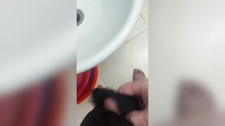 Trộm quần lót chị gái vào nhà tắm thủ dâm 5