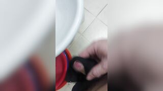 Trộm quần lót chị gái vào nhà tắm thủ dâm 5