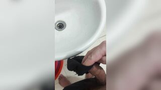 Trộm quần lót chị gái vào nhà tắm thủ dâm 5