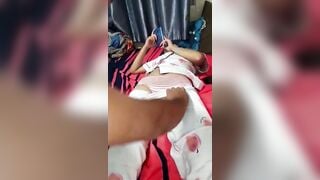 Dụ con riêng của vợ 16 tuổi chơi điện thoại ông bố dượng tụt quần xoa hạt le con bé