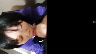 2 em học sinh trong nhà vệ sinh công cộng