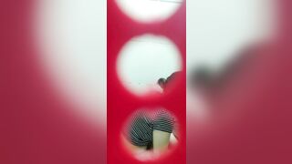 Quay lén chị dâu đi đái xém bị phát hiện