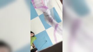 Em sinh viên nứng giữa trưa tự móc trong phòng trọ