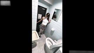 Dâm nữ trốn vào nvs móc vô tình bị phát hiện chịch cho tê lồn run hết cả chân