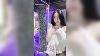 Clip sex PongKyubi khỏa thân đi tắm show hàng móc lồn cực dâm