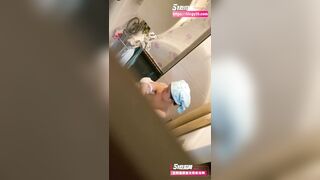 Quay lén bé sinh viên phòng bên đi tắm