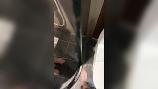 bắt em rau bú cu trong nhà tắm rồi xuất lên mặt em nó