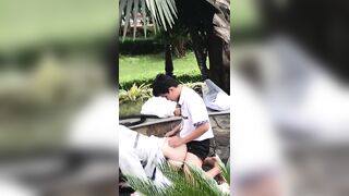 2 em hs lén lút ngoài công viên