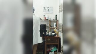 Nứng quá lôi cu sục bắn