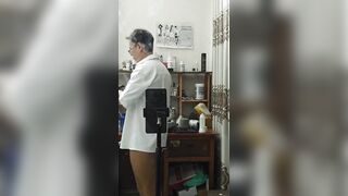 Nứng quá lôi cu sục bắn