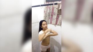 Quay lén chị họ tắm,vú hơi bé nhưng xinh