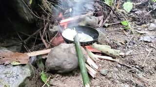 Hòa mình với thiên nhiên, cặp đôi cắm trại nấu ăn và chịch ngoài trời