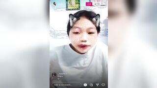 Có ai có video cũ nào của cô ấy không?