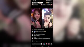 Em tay vịn live tik tok bị khách sờ vú