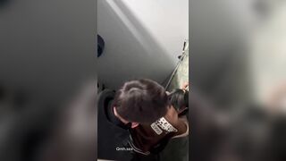 QUay lén 2 em học sinh mới lớn địt nhau public trong nhà vệ sinh trung tâm thương mại