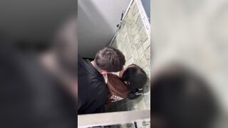 QUay lén 2 em học sinh mới lớn địt nhau public trong nhà vệ sinh trung tâm thương mại