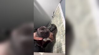 QUay lén 2 em học sinh mới lớn địt nhau public trong nhà vệ sinh trung tâm thương mại