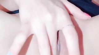 Em 2k6 lồn ít lông thủ dâm