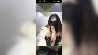 Đang live thu dâm thì bị người là đẩy cửa phòng vệ sinh