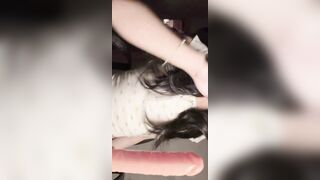 Bé loli cái gì cũng nhỏ nên cũng phải mua cái con cu giả nhỏ bú luôn