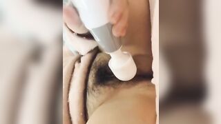 Nứng lồn quá tự sướng với con máy rung