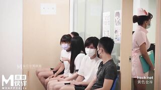 E học sinh ngây thơ đi khám sức khỏe tổng quát định kì bị bác sĩ biến thái đè ra hiep