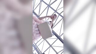 Quay lén quần lót trắng tinh của em teen loli váy hồng dễ thương trong lễ hội