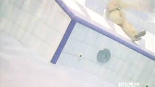 Quay lén cặp đôi dâm làm tình public trong hồ bơi