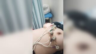 Quay lén đưa chị dâu vú to đi khám ngực