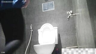 quay lén em sinh viên áo đoàn đi đái trong nhà vệ sinh của trường