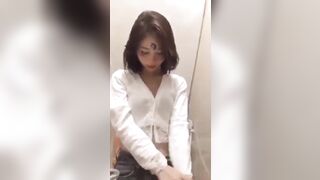 Nguyễn Thị Minh Phương khoe dáng xoa bím ngon đẹp