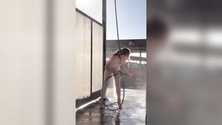 Chị gái mặc đồ xuyên thấu đi rửa xe