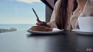 Chơi máy rung public bắn nước ra sàn nhà hàng