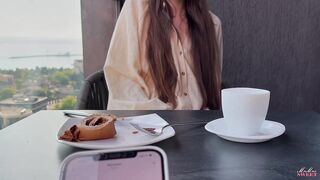 Chơi máy rung public bắn nước ra sàn nhà hàng
