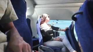 Khoe cu trên xe bus và được gái lạ sóc và bj