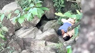 Quay trộm khách du lịch đụ anh bảo vệ